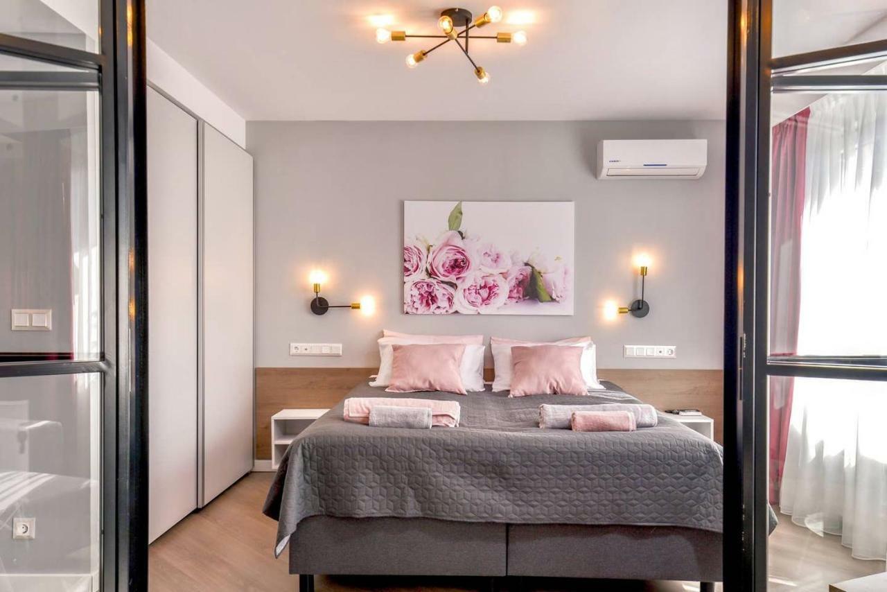 Rose One Bedroom Designer Apartment In City Centre By Flat Mаnager Sófia Exterior foto